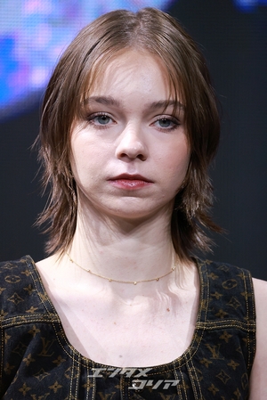 【フォト】ティム・バートン＆ジェナ・オルテガ＆エマ・マイヤーズ訪韓、「『ウェンズデー』シーズン2で会いましょう」