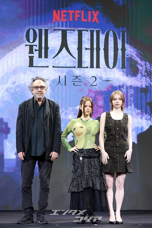 【フォト】ティム・バートン＆ジェナ・オルテガ＆エマ・マイヤーズ訪韓、「『ウェンズデー』シーズン2で会いましょう」