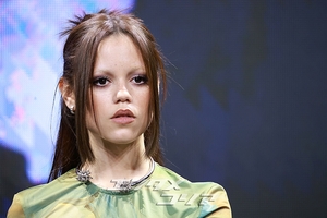 【フォト】ティム・バートン＆ジェナ・オルテガ＆エマ・マイヤーズ訪韓、「『ウェンズデー』シーズン2で会いましょう」