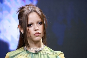 【フォト】ティム・バートン＆ジェナ・オルテガ＆エマ・マイヤーズ訪韓、「『ウェンズデー』シーズン2で会いましょう」