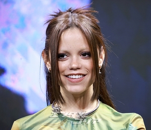 【フォト】ティム・バートン＆ジェナ・オルテガ＆エマ・マイヤーズ訪韓、「『ウェンズデー』シーズン2で会いましょう」