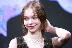 【フォト】ティム・バートン＆ジェナ・オルテガ＆エマ・マイヤーズ訪韓、「『ウェンズデー』シーズン2で会いましょう」