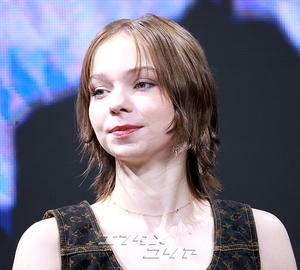 【フォト】ティム・バートン＆ジェナ・オルテガ＆エマ・マイヤーズ訪韓、「『ウェンズデー』シーズン2で会いましょう」