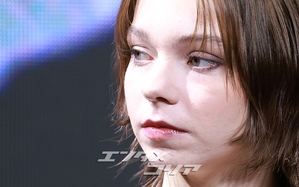 【フォト】ティム・バートン＆ジェナ・オルテガ＆エマ・マイヤーズ訪韓、「『ウェンズデー』シーズン2で会いましょう」