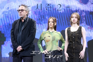 【フォト】ティム・バートン＆ジェナ・オルテガ＆エマ・マイヤーズ訪韓、「『ウェンズデー』シーズン2で会いましょう」