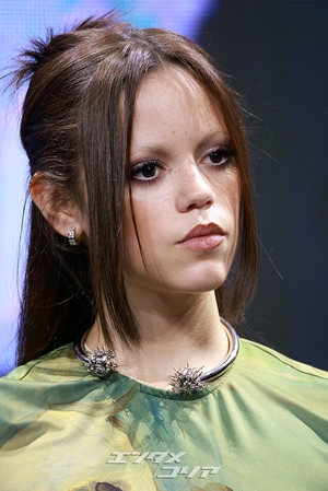 【フォト】ティム・バートン＆ジェナ・オルテガ＆エマ・マイヤーズ訪韓、「『ウェンズデー』シーズン2で会いましょう」