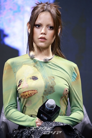 【フォト】ティム・バートン＆ジェナ・オルテガ＆エマ・マイヤーズ訪韓、「『ウェンズデー』シーズン2で会いましょう」