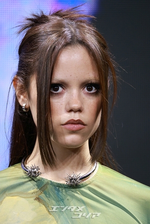 【フォト】ティム・バートン＆ジェナ・オルテガ＆エマ・マイヤーズ訪韓、「『ウェンズデー』シーズン2で会いましょう」