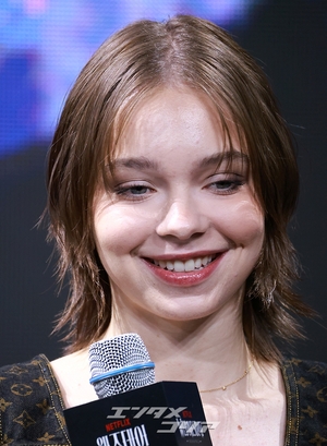 【フォト】ティム・バートン＆ジェナ・オルテガ＆エマ・マイヤーズ訪韓、「『ウェンズデー』シーズン2で会いましょう」