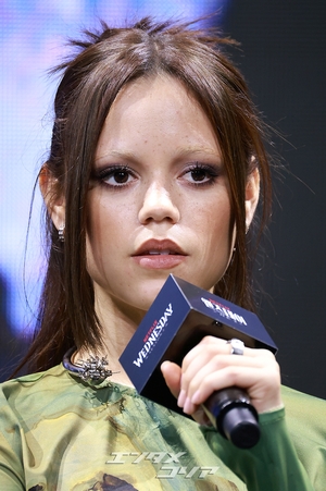 【フォト】ティム・バートン＆ジェナ・オルテガ＆エマ・マイヤーズ訪韓、「『ウェンズデー』シーズン2で会いましょう」