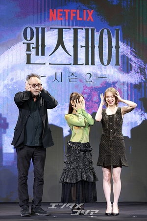 【フォト】ティム・バートン＆ジェナ・オルテガ＆エマ・マイヤーズ訪韓、「『ウェンズデー』シーズン2で会いましょう」