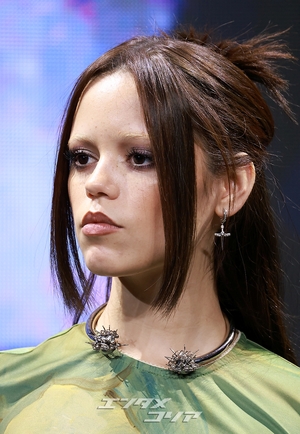 【フォト】ティム・バートン＆ジェナ・オルテガ＆エマ・マイヤーズ訪韓、「『ウェンズデー』シーズン2で会いましょう」