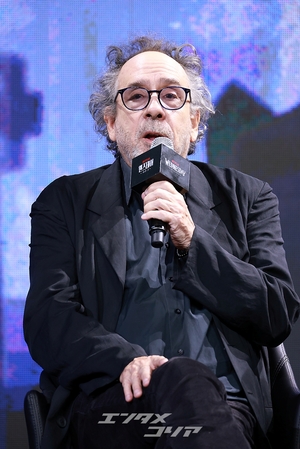 【フォト】ティム・バートン＆ジェナ・オルテガ＆エマ・マイヤーズ訪韓、「『ウェンズデー』シーズン2で会いましょう」