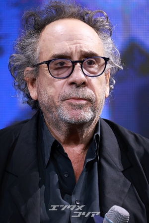 【フォト】ティム・バートン＆ジェナ・オルテガ＆エマ・マイヤーズ訪韓、「『ウェンズデー』シーズン2で会いましょう」