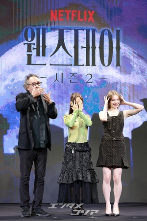 【フォト】ティム・バートン＆ジェナ・オルテガ＆エマ・マイヤーズ訪韓、「『ウェンズデー』シーズン2で会いましょう」