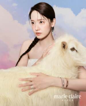 【フォト】本当に少女時代ユナ…？　破格のヘアスタイルと「錯視ドレス」で魅惑的な美しさ発散