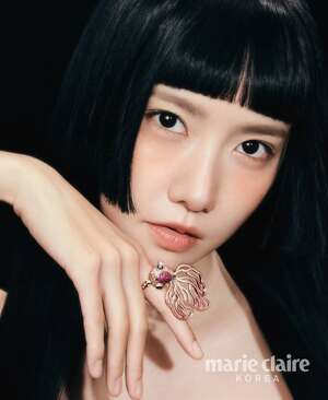 【フォト】本当に少女時代ユナ…？　破格のヘアスタイルと「錯視ドレス」で魅惑的な美しさ発散