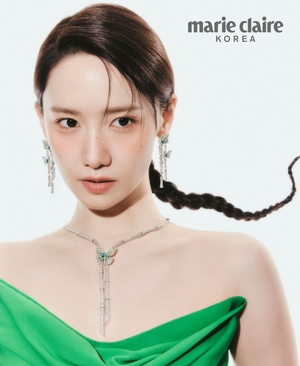 【フォト】本当に少女時代ユナ…？　破格のヘアスタイルと「錯視ドレス」で魅惑的な美しさ発散