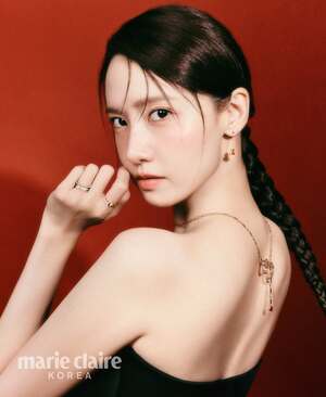 【フォト】本当に少女時代ユナ…？　破格のヘアスタイルと「錯視ドレス」で魅惑的な美しさ発散