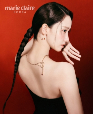 【フォト】本当に少女時代ユナ…？　破格のヘアスタイルと「錯視ドレス」で魅惑的な美しさ発散