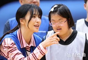 【フォト】パク・ハソン、発達障害のある青少年の体育活動ボランティア