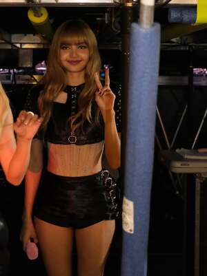 【フォト】BLACKPINKリサ、セクシーで華麗なビジュアル…バルセロナ公演オフショット