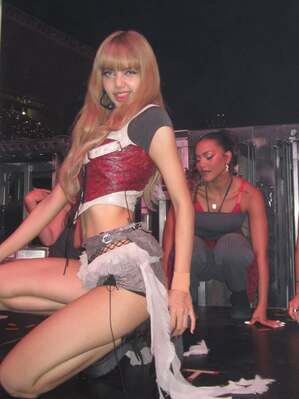 【フォト】BLACKPINKリサ、セクシーで華麗なビジュアル…バルセロナ公演オフショット