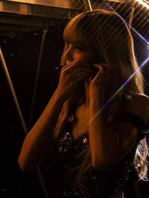 【フォト】BLACKPINKリサ、セクシーで華麗なビジュアル…バルセロナ公演オフショット