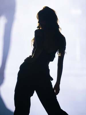 【フォト】BLACKPINKリサ、セクシーで華麗なビジュアル…バルセロナ公演オフショット