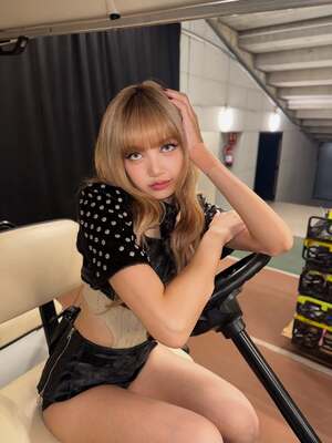 【フォト】BLACKPINKリサ、セクシーで華麗なビジュアル…バルセロナ公演オフショット