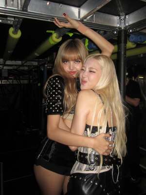 【フォト】BLACKPINKリサ、セクシーで華麗なビジュアル…バルセロナ公演オフショット