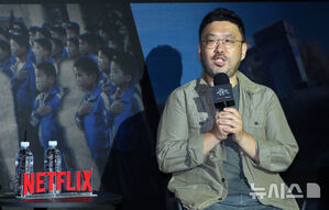 【フォト】『私は生き延びた』の演出を手掛けたチョ・ソンヒョン・プロデューサー