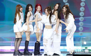 【フォト】「Plot Twist」のステージを繰り広げるAtHeart