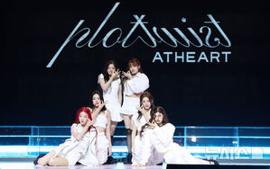 【フォト】「Plot Twist」のステージを繰り広げるAtHeart