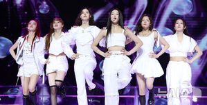 【フォト】「Plot Twist」のステージを繰り広げるAtHeart