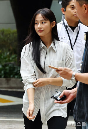 【フォト】専属契約めぐる争いの調停期日迎えたNewJeans…ミンジとダニエルが出席