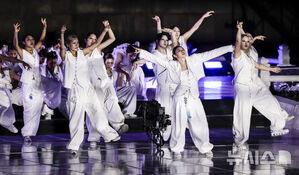 【フォト】「光復80年前夜祭」景福宮でBUMSUPが公演　／ソウル