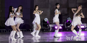 【フォト】「光復80年前夜祭」景福宮でfromis_9が公演　／ソウル