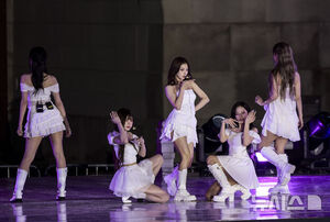 【フォト】「光復80年前夜祭」景福宮でfromis_9が公演　／ソウル