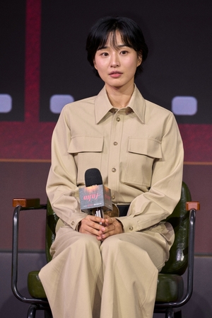 【フォト】イ・ハニ＆パン・ヒョリン＆チン・ソンギュ＆チョ・ヒョンチョル、『エマ』のキャストたち