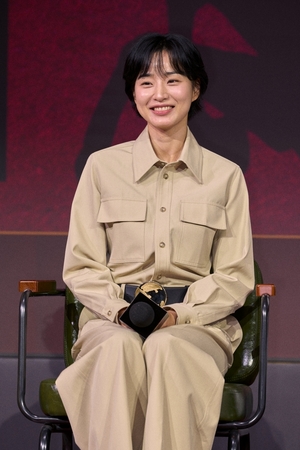 【フォト】イ・ハニ＆パン・ヒョリン＆チン・ソンギュ＆チョ・ヒョンチョル、『エマ』のキャストたち