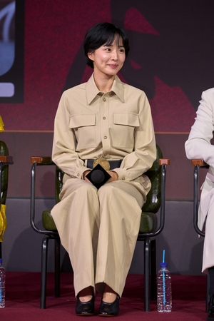 【フォト】イ・ハニ＆パン・ヒョリン＆チン・ソンギュ＆チョ・ヒョンチョル、『エマ』のキャストたち