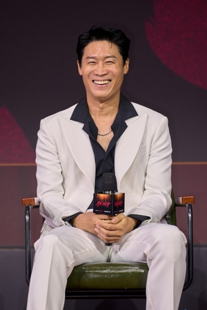 【フォト】イ・ハニ＆パン・ヒョリン＆チン・ソンギュ＆チョ・ヒョンチョル、『エマ』のキャストたち