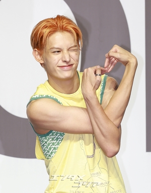 【フォト】CORTISジェームス、茶目っ気あふれるハートのポーズ