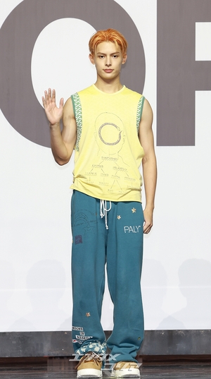 【フォト】CORTISジェームス、茶目っ気あふれるハートのポーズ