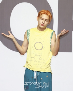 【フォト】CORTISジェームス、茶目っ気あふれるハートのポーズ