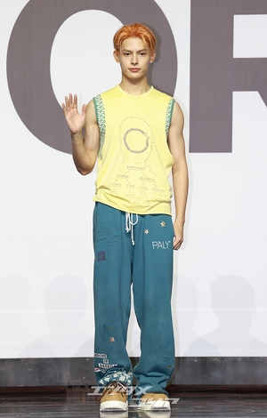 【フォト】CORTISジェームス、茶目っ気あふれるハートのポーズ