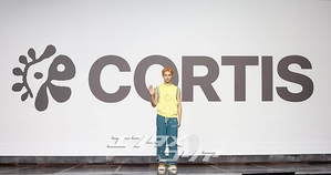 【フォト】CORTISジェームス、茶目っ気あふれるハートのポーズ