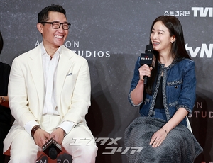 【フォト】ダニエル・デイ・キム＆キム・テヒ「息ピッタリの夫婦役　お楽しみに」