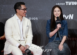 【フォト】ダニエル・デイ・キム＆キム・テヒ「息ピッタリの夫婦役　お楽しみに」